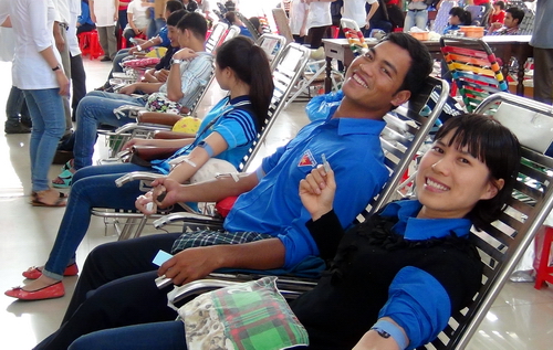 ĐVTN tích cực tham gia hiến máu tình nguyện.
